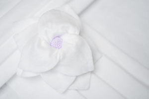 白い花びらで中心が藤色になっている綿でできたお花